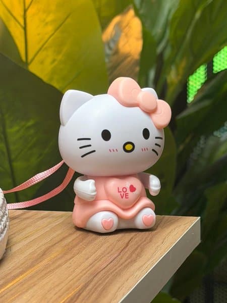 Hello Kitty “I Love You” Taking Keychain - View 1